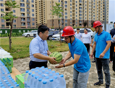 7月5日，集團(tuán)公司黨委副書記、總經(jīng)理惠宏軍帶隊赴咸陽市秦都區(qū)馬泉新家園三標(biāo)段項目、興平四季花園三期項目開展“送清涼”慰問活動，并檢查防暑降溫及安全生產(chǎn)工作情況 (2)_副本.jpg